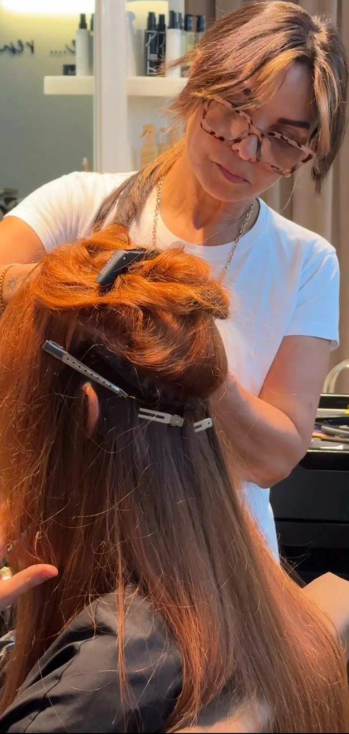 Lucia al lavoro sui capelli di una cliente nel salone